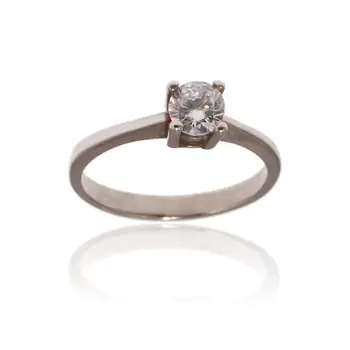 Sterling silver ring with four claws and cubic zirconia White.
Sterling silver ring with four claws and cubic zirconia White.