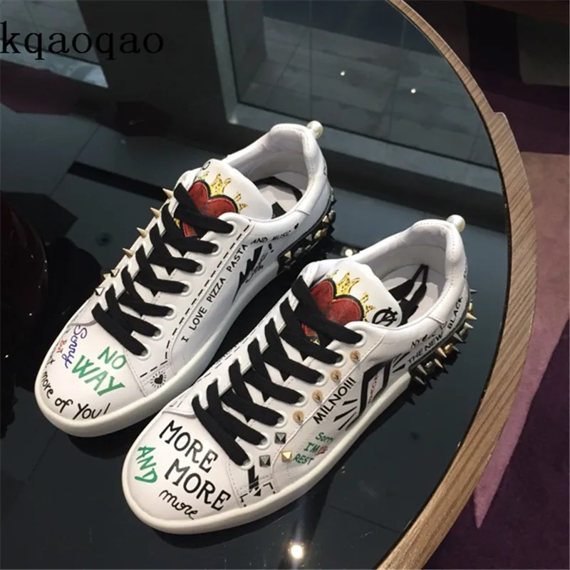 Runway Graffiti Shoes Woman Casual White Designer Espadrilles Rivets Flats Sneakers Punk Zapatos Mujer Spiked Sport Trainers
Runway Graffiti Shoes Woman Casual White Designer Espadrilles Rivets Flats Sneakers Punk Zapatos Mujer Spiked Sport Trainers