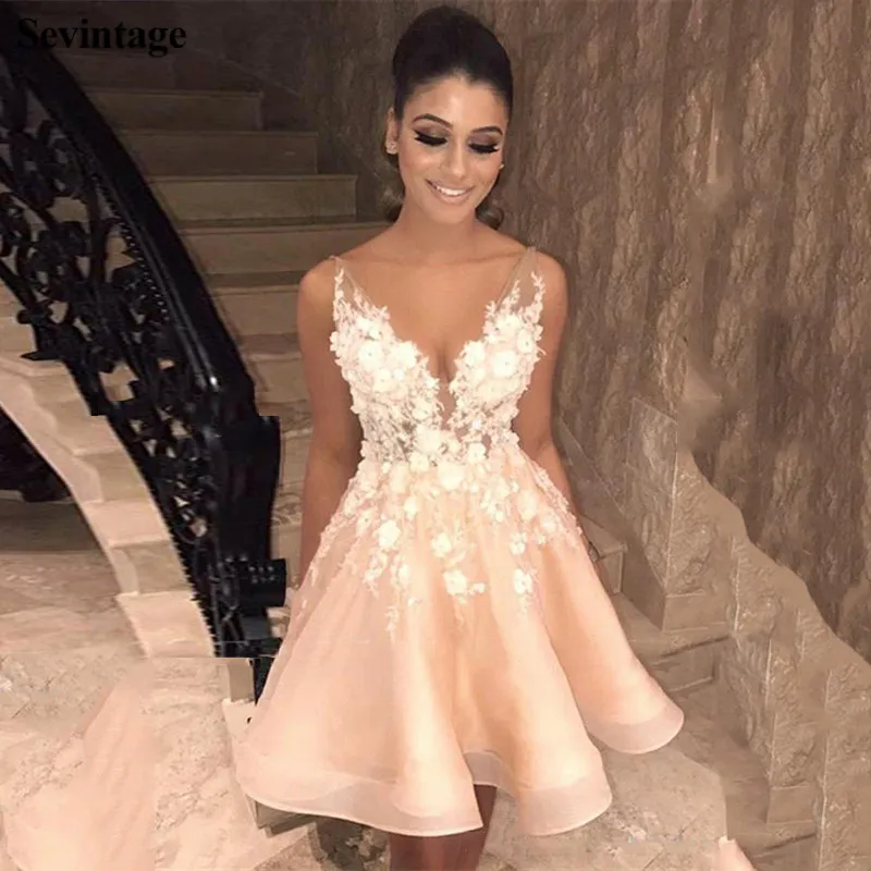 Sevintage Deep V-Neck Appliques Lace Homecoming Dress High Low Organza Backless Prom Gowns Princess Graduation Party Dresses
Sevintage Deep V-Neck Appliques Lace Homecoming Dress High Low Organza Backless Prom Gowns Princess Graduation Party Dresses