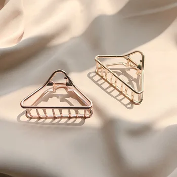 simple women alloy shower claws clip Fashion hollow out triangle shape metal large hair claw for girls
simple women alloy shower claws clip Fashion hollow out triangle shape metal large hair claw for girls