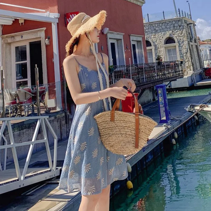 Photo Shoot INS Hipster Vacation Style V-neck Strapped Dress Women's Little Daisy Printed Waist Hugging Slim Fit Short-height Dr
Photo Shoot INS Hipster Vacation Style V-neck Strapped Dress Women's Little Daisy Printed Waist Hugging Slim Fit Short-height Dr