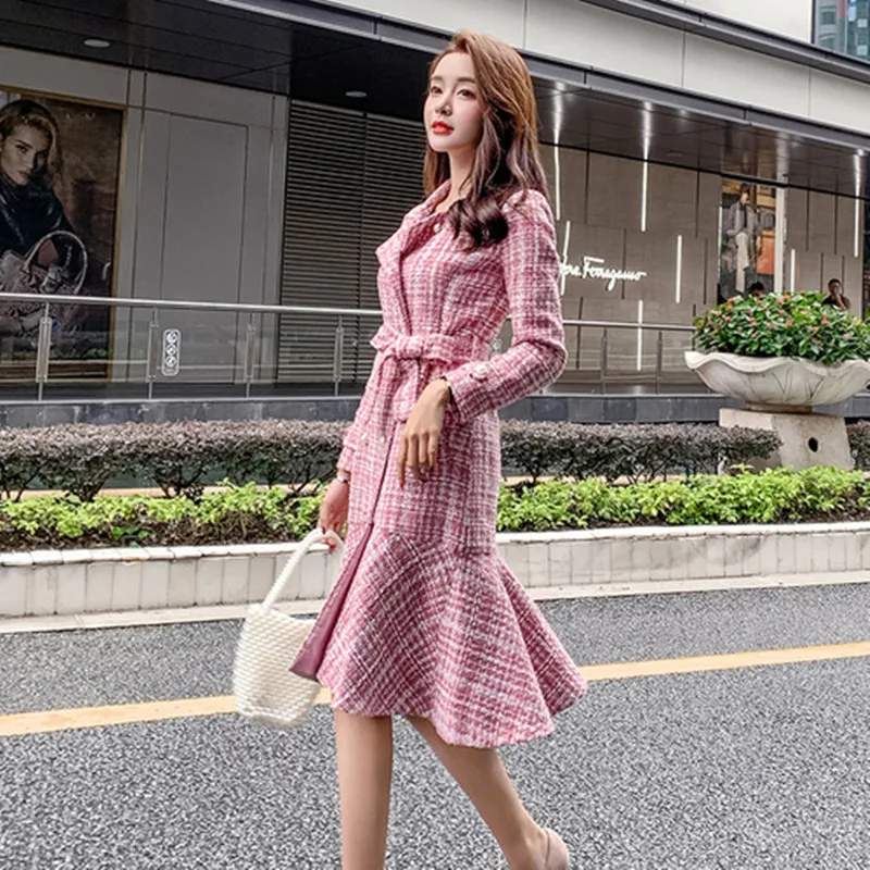 New Runway Women Winter Pink Plaid Tweed Coat Turn-Down Collar Ruffles Long Coats Double-breasted Belt Woolen Outerwear
New Runway Women Winter Pink Plaid Tweed Coat Turn-Down Collar Ruffles Long Coats Double-breasted Belt Woolen Outerwear