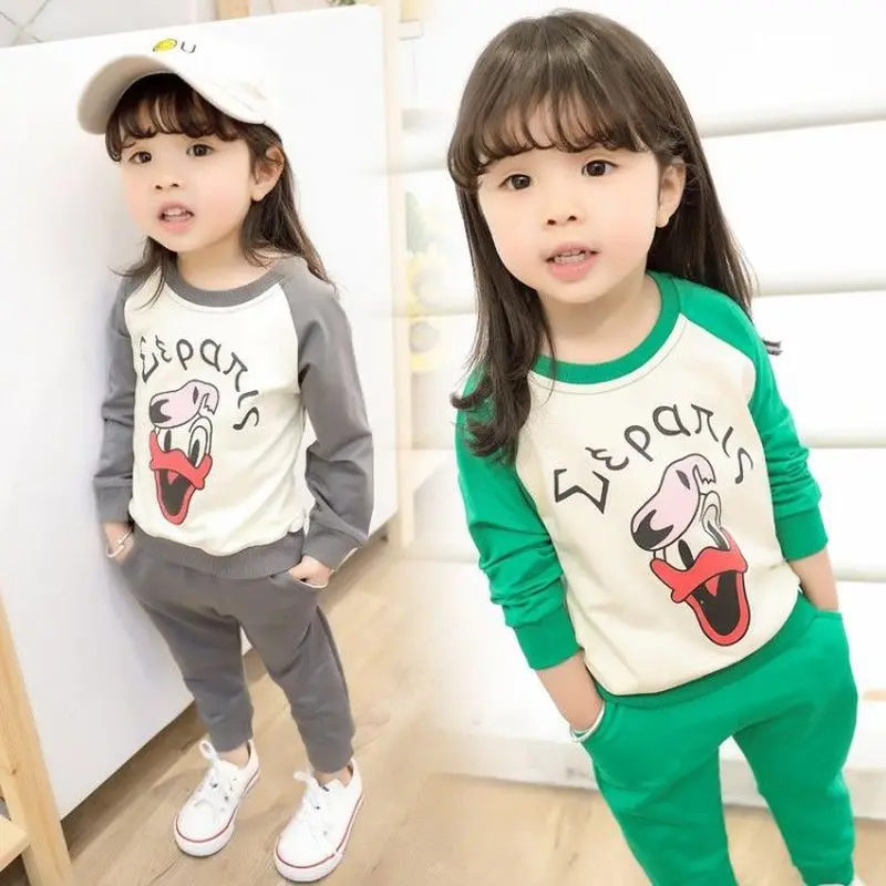 2019 New Boy Girl Korean Version Handsome Suit Children's Clothing Style Spring and Autumn Cartoon Hat and Sweater Two Piece.
2019 New Boy Girl Korean Version Handsome Suit Children's Clothing Style Spring and Autumn Cartoon Hat and Sweater Two Piece.