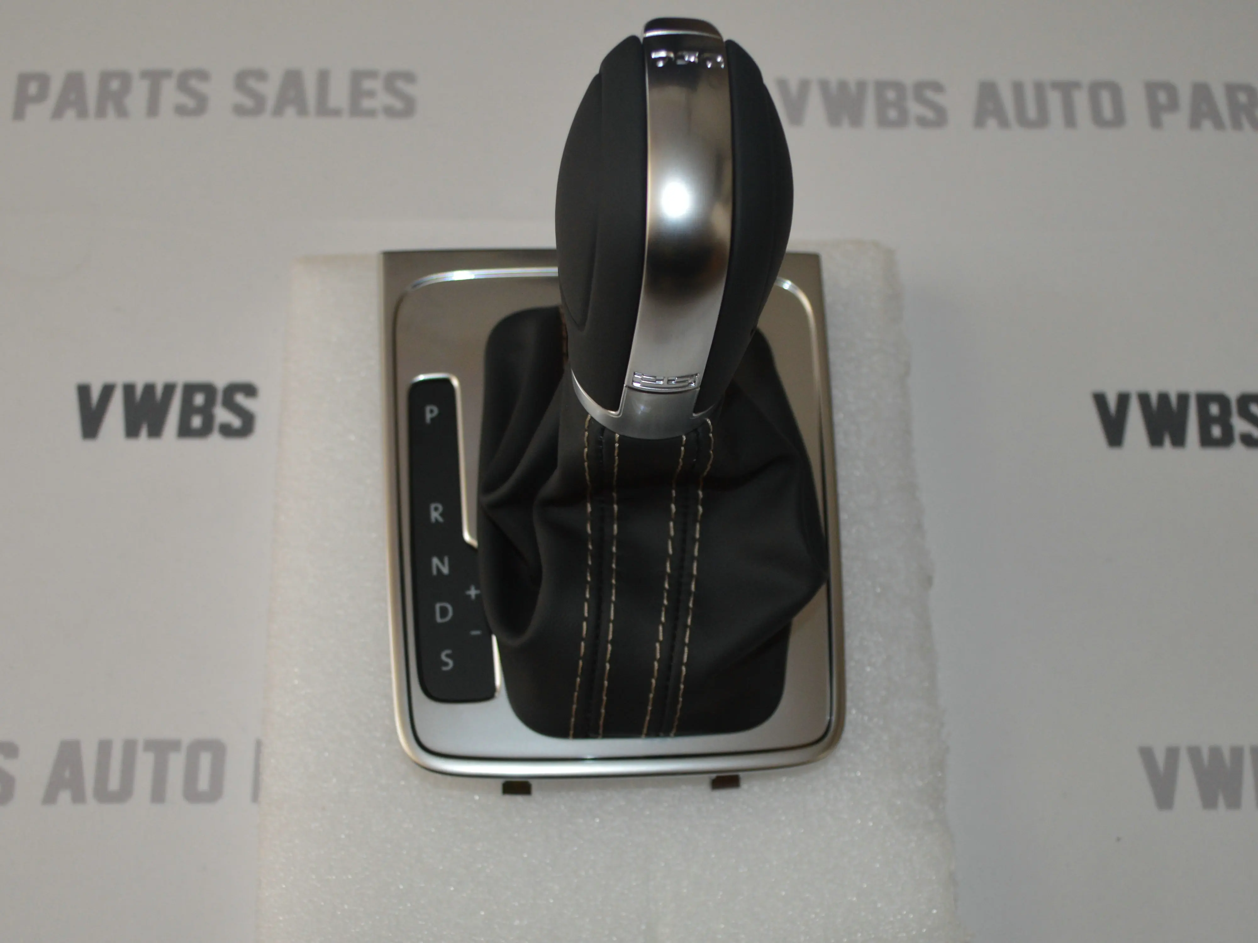 V W Original Passat B7l / CC / R36 leather DSG automatic shift Handball Shift Lever Shift Frame Assembly
V W Original Passat B7l / CC / R36 leather DSG automatic shift Handball Shift Lever Shift Frame Assembly