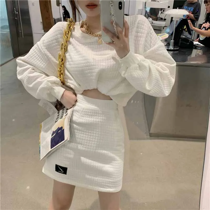 Korea Spring And Autumn Leisure Sports Style 2-Piece Set Round Neck Lantern Sleeve Loose Sweater Tops+High Waist A Skirt Suit
Korea Spring And Autumn Leisure Sports Style 2-Piece Set Round Neck Lantern Sleeve Loose Sweater Tops+High Waist A Skirt Suit