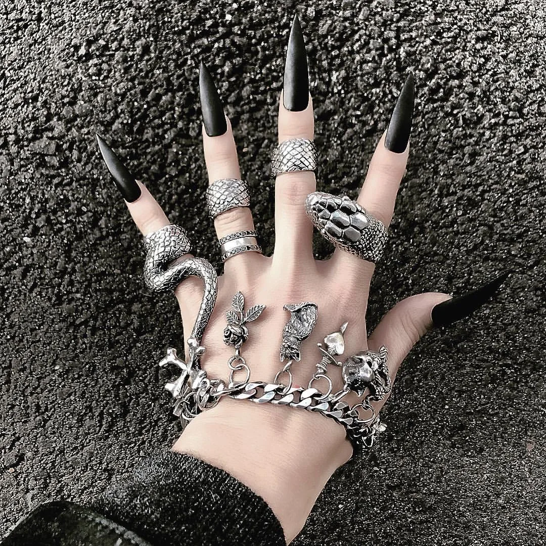 4Pc/Set Vintage Personality Python Snake Ring Set Gothic Style Exaggeration Finger Ring Punk Rock and Hip Hop Jewelry FOR Unisex
4Pc/Set Vintage Personality Python Snake Ring Set Gothic Style Exaggeration Finger Ring Punk Rock and Hip Hop Jewelry FOR Unisex
