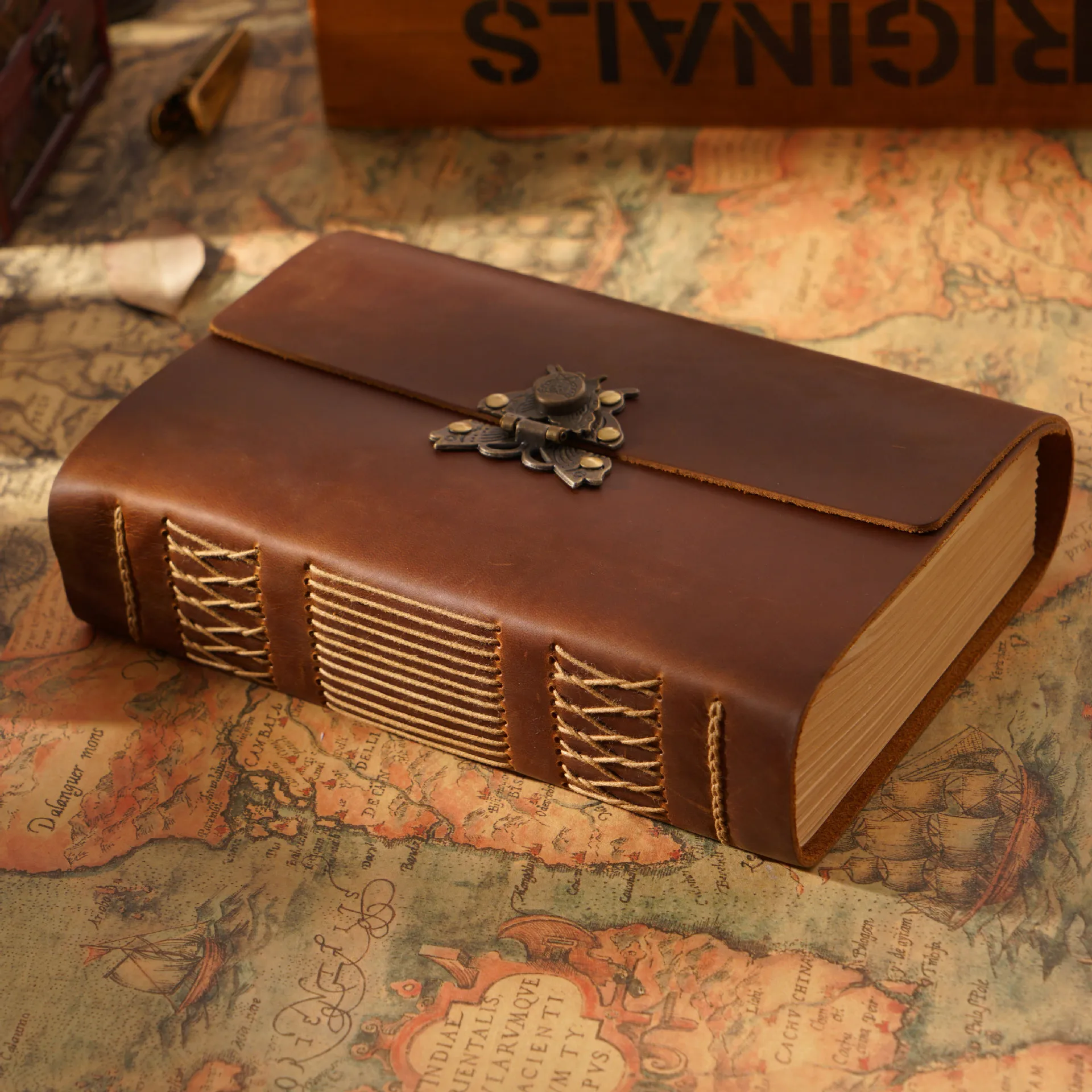 Origional Handmade Sketchpad Folding Clasps Creative Retro Travel PDA European Style Notebook Thread-Bound Notebook Thick
Origional Handmade Sketchpad Folding Clasps Creative Retro Travel PDA European Style Notebook Thread-Bound Notebook Thick