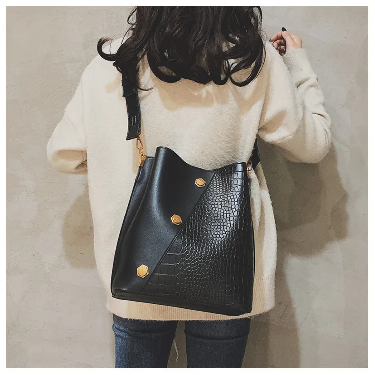 Waliicorners women shoulder bags designer rivet wide strap crossbody bag luxury leather patchwork large bucket big purses 19 H0a6e4432bfd740da8b968a3b0e39c575g
