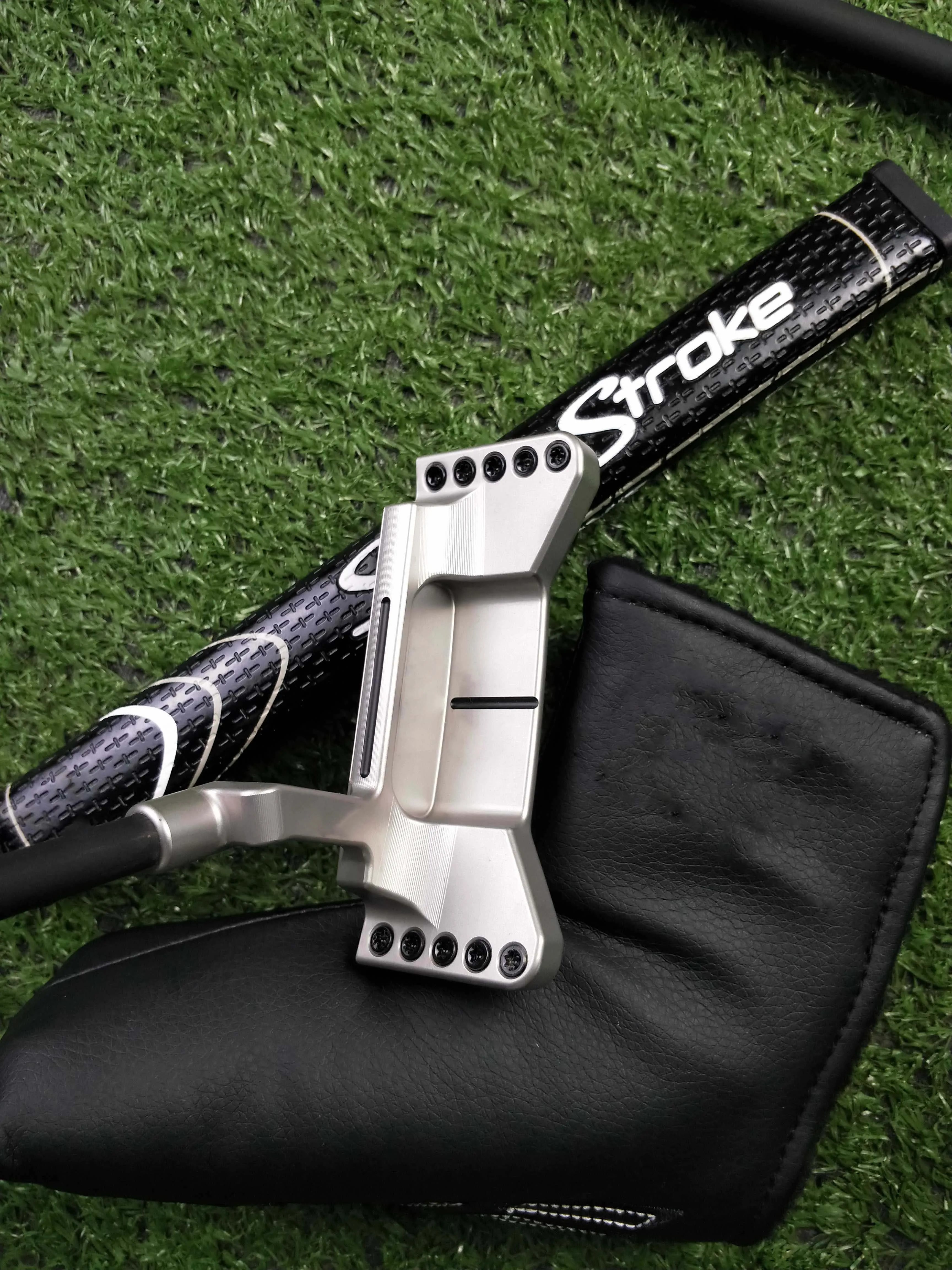 Center LOGO Mustang Putter golf club putters Silver Black Color headcover driver fairway iron wedge
Center LOGO Mustang Putter golf club putters Silver Black Color headcover driver fairway iron wedge