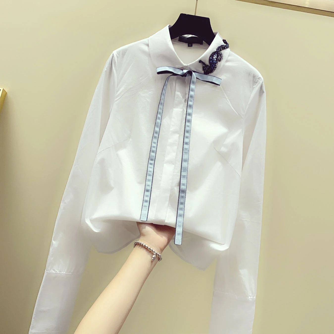 Womens White Blouse Loose Temperament Bow Tie Beaded Turn Colalr Long Sleeve Shirt 2019 Autumn New Femme Blusas Basic Tops
Womens White Blouse Loose Temperament Bow Tie Beaded Turn Colalr Long Sleeve Shirt 2019 Autumn New Femme Blusas Basic Tops