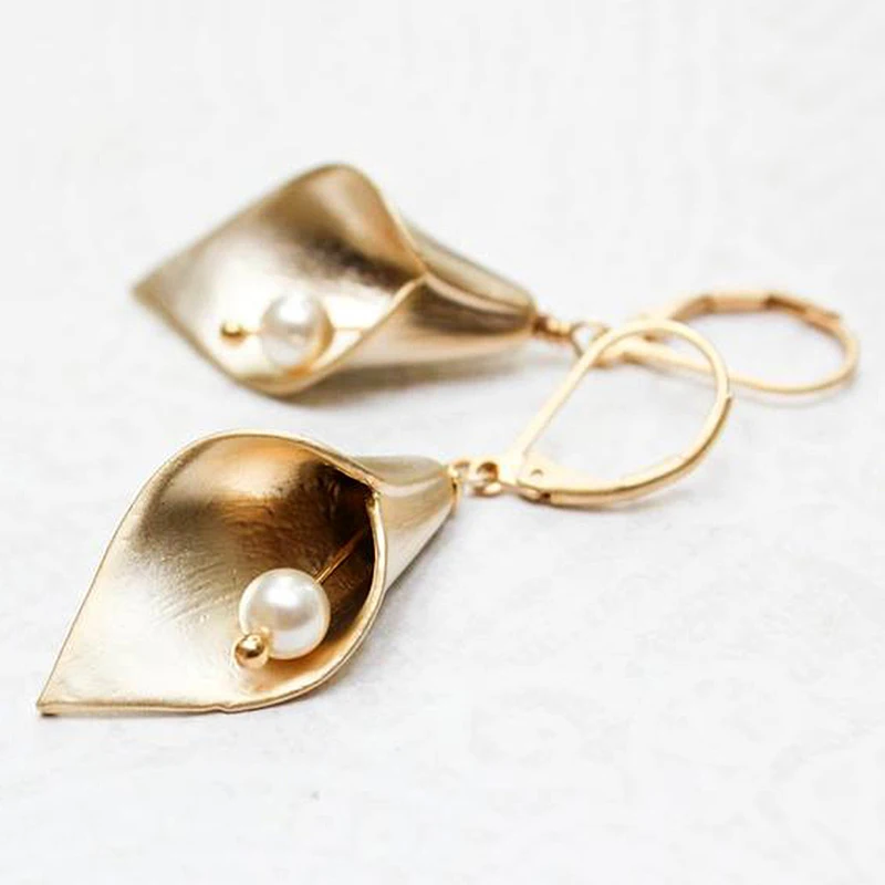 Elegant Gold Color Calla Lily Flower Pearl Drop Earrings Fashion Cute Temperament Lady Petal Earrings For Women Jewelry O5D340
Elegant Gold Color Calla Lily Flower Pearl Drop Earrings Fashion Cute Temperament Lady Petal Earrings For Women Jewelry O5D340