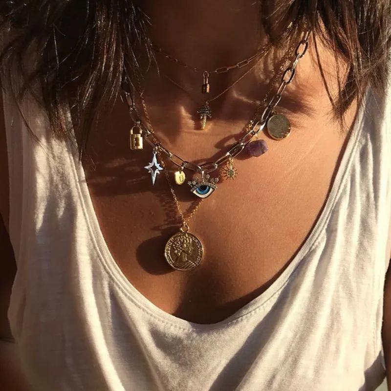 Фото Ожерелье с подвеской в виде монеты блестками из сплава для женщин короткое