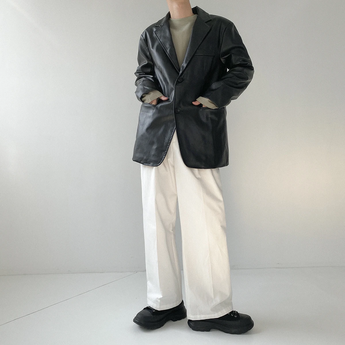 Hong Kong style retro suit collar leather jacket boys loose handsome motorcycle jacket autumn long leather jacket
Hong Kong style retro suit collar leather jacket boys loose handsome motorcycle jacket autumn long leather jacket