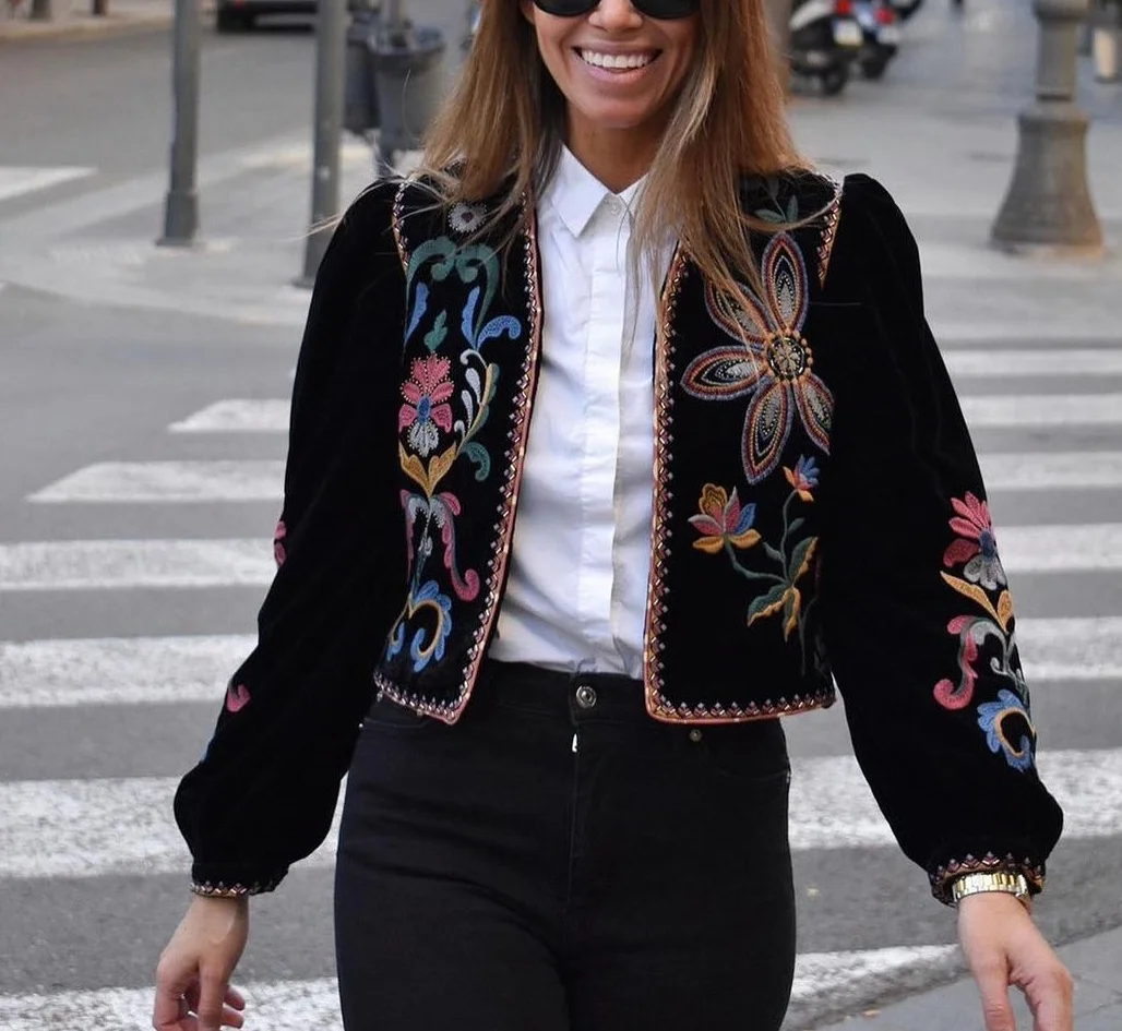 BBWM 2021 Women Vintage Velvet Embroidery Long Sleeve Office Lady Jacket Female Bohemia No Buttons Streetweaer Chic Short Top
BBWM 2021 Women Vintage Velvet Embroidery Long Sleeve Office Lady Jacket Female Bohemia No Buttons Streetweaer Chic Short Top