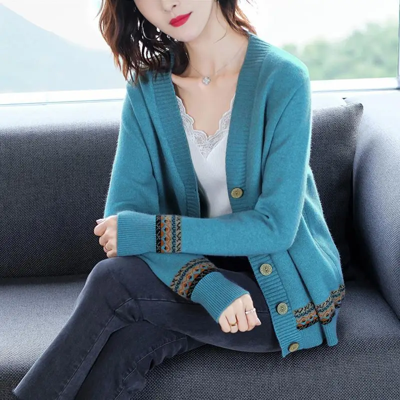 Ms big yards v-neck sweater in spring and autumn paragraph color matching long sleeve short cardigan sweater coat qiu dong femal
Ms big yards v-neck sweater in spring and autumn paragraph color matching long sleeve short cardigan sweater coat qiu dong femal