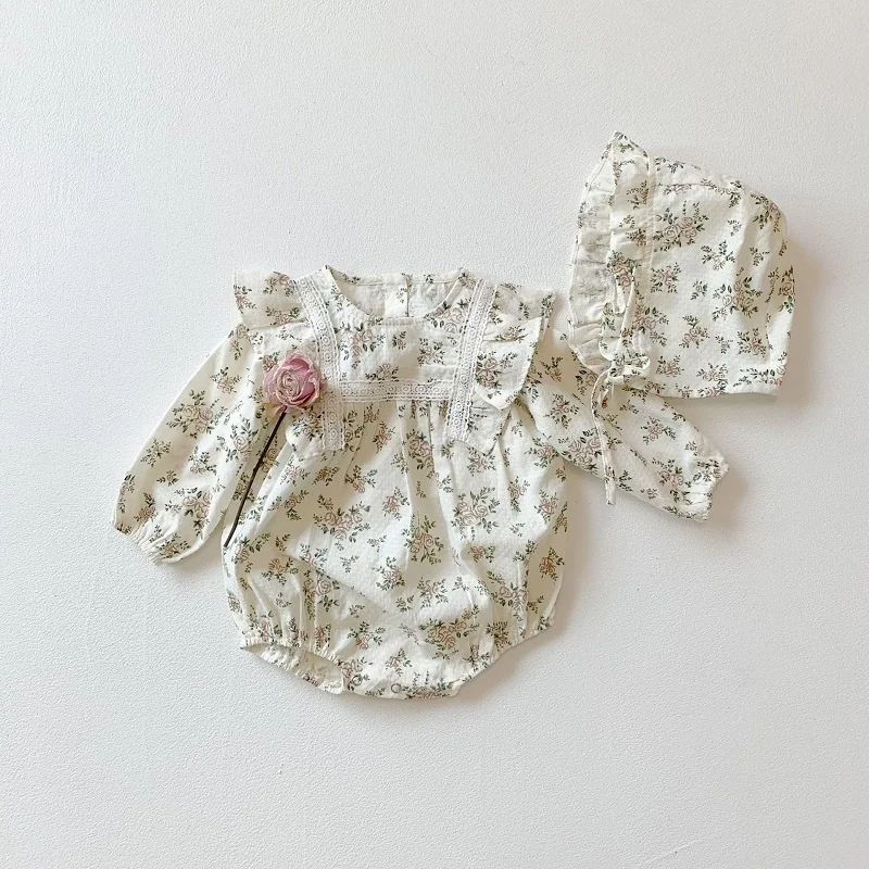 Macacão de bebê floral com renda e com chapéu estilo vintage Macacão de bebê floral com renda e com chapéu estilo vintage