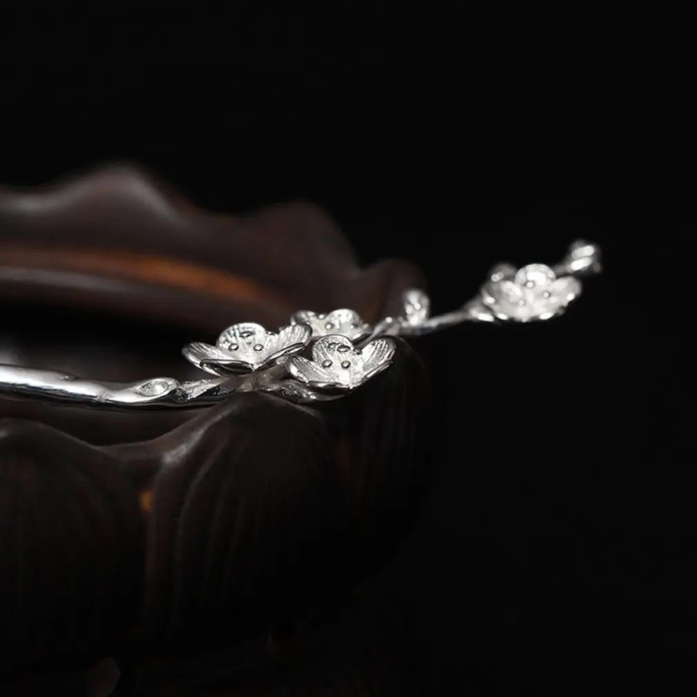 S925 Silver Beautiful Plum Blossom Hairpin Retro Old Craftsmanship Simple Lady Court Hanfu Hair Accessories
S925 Silver Beautiful Plum Blossom Hairpin Retro Old Craftsmanship Simple Lady Court Hanfu Hair Accessories