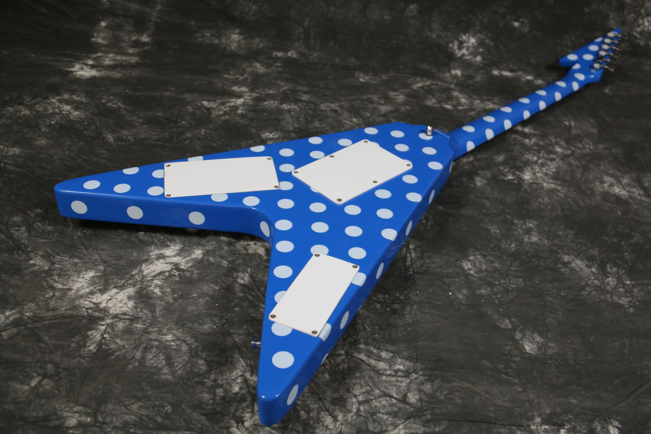 blue polka dot body top back electric guitar pearl white bowtie inlay v shape guitar guitarra set in neck hh pickups guitar
blue polka dot body top back electric guitar pearl white bowtie inlay v shape guitar guitarra set in neck hh pickups guitar