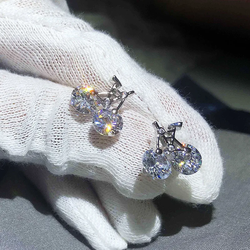 Фото Женские серьги-гвоздики из серебра 925 пробы с натуральным кристаллом | Украшения