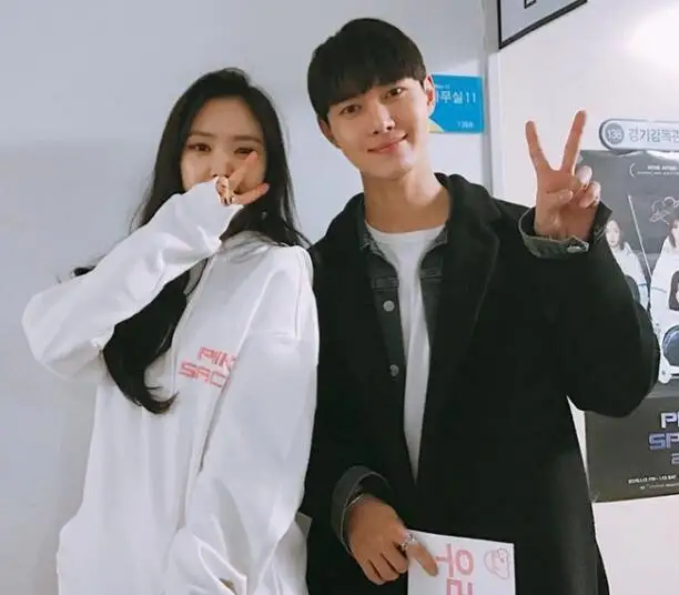Frdum Tommy Apink pink space concert same printing pullover hoodies autumn winter kpop Na Eun same unisex loose sweatshirts
Frdum Tommy Apink pink space concert same printing pullover hoodies autumn winter kpop Na Eun same unisex loose sweatshirts
