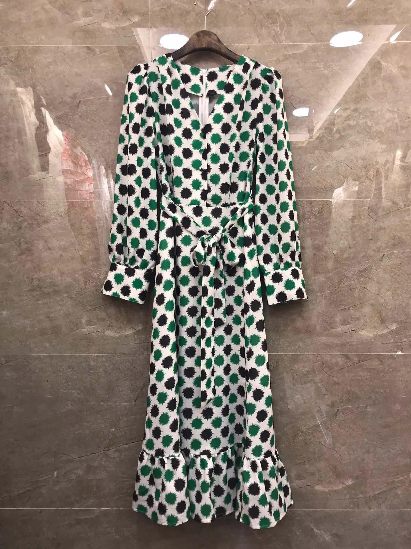 2019 Autumn & Winter New Arrival Stylish and Elegant Polka Dot Long Dress Free Shipping Worldwide
2019 Autumn & Winter New Arrival Stylish and Elegant Polka Dot Long Dress Free Shipping Worldwide