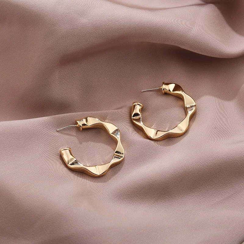 2020 Simple Gold Color C Shaped Hoop Earrings Chunky Hoops Geometrical Earrings For Women Minimalist Jewelry Accessories
2020 Simple Gold Color C Shaped Hoop Earrings Chunky Hoops Geometrical Earrings For Women Minimalist Jewelry Accessories
