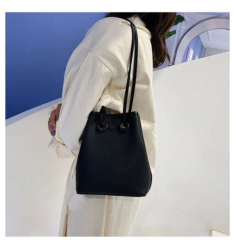 2019 the new mini bucket bag retro draws a single shoulder oblique straddle bag
2019 the new mini bucket bag retro draws a single shoulder oblique straddle bag