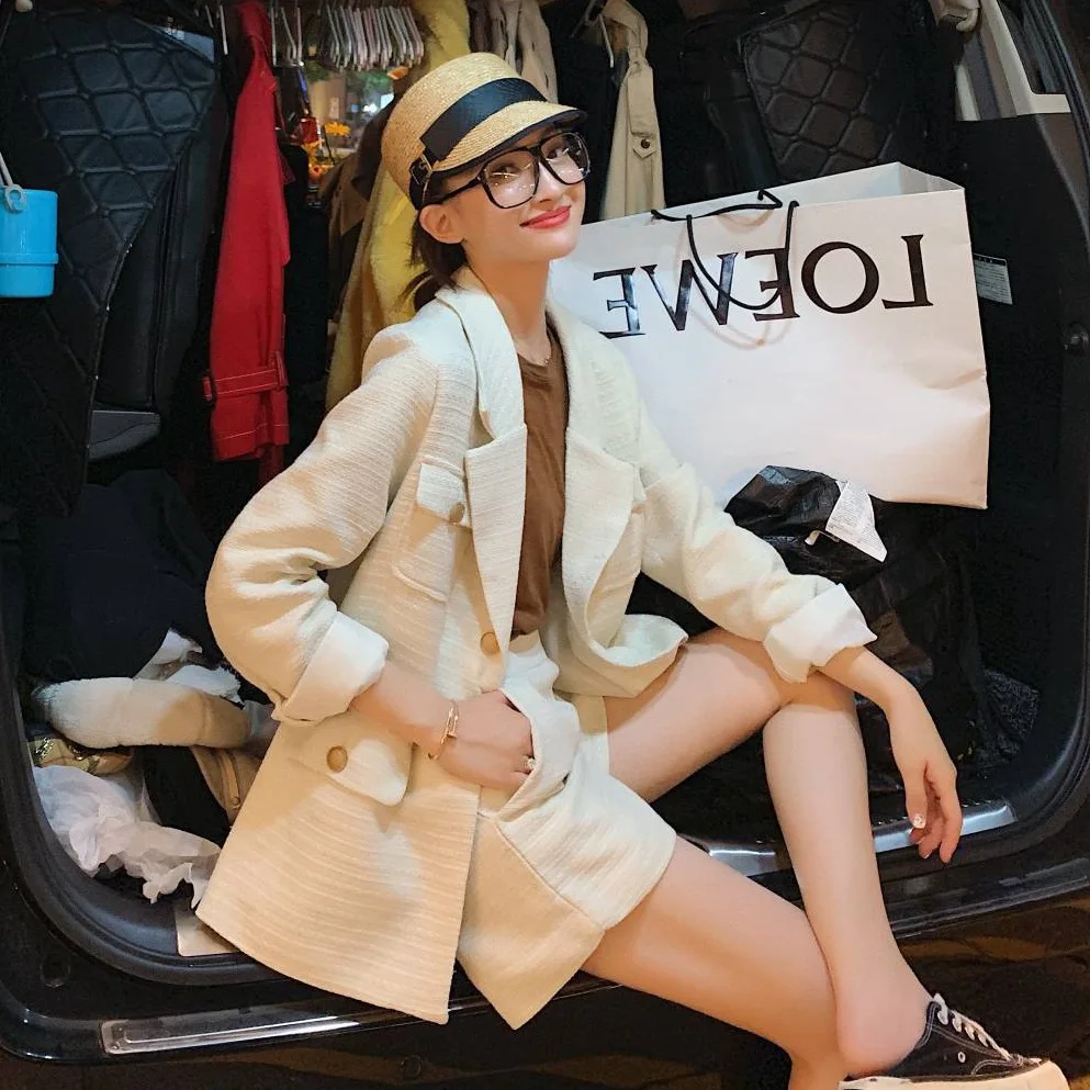 Photo Shoot INS Graceful Off-white Weaving Texture Multi-pockets Suit High-waisted Wide-Leg Shorts Two-Piece Set Women's
Photo Shoot INS Graceful Off-white Weaving Texture Multi-pockets Suit High-waisted Wide-Leg Shorts Two-Piece Set Women's