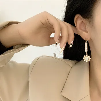 Luxury Baroque Simulated Pearl Long Earrings for Women Shiny Crystal Flower Hanging Dangle Earrings Temperament Wedding Jewelry
Luxury Baroque Simulated Pearl Long Earrings for Women Shiny Crystal Flower Hanging Dangle Earrings Temperament Wedding Jewelry