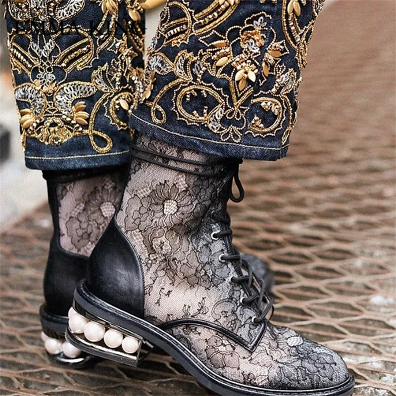 EMMA KING 2019 Newest Breathable Lace Crystal Pearl Studded Ankle Boots Round Toe Low Heels Booties Ladies Runway Dress Shoes
EMMA KING 2019 Newest Breathable Lace Crystal Pearl Studded Ankle Boots Round Toe Low Heels Booties Ladies Runway Dress Shoes