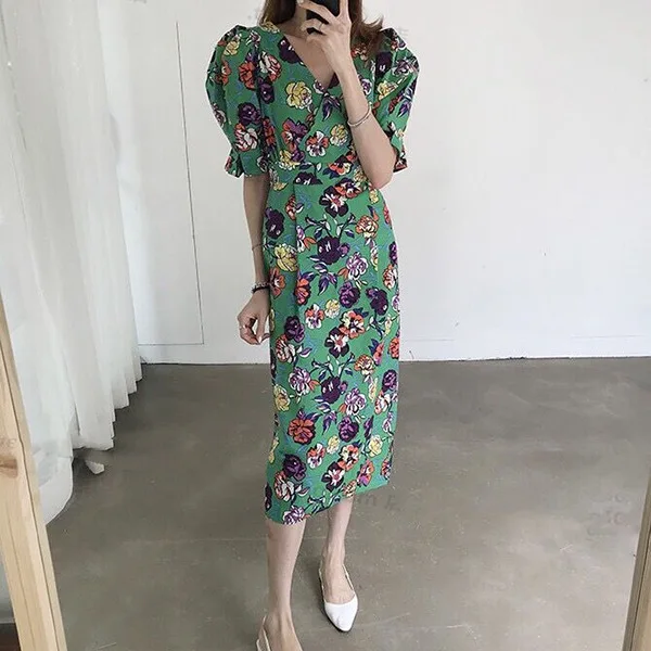 Korean style fashion bubble sleeve high waist V-neck was thin split mid-length small floral bubble sleeve dress 
Korean style fashion bubble sleeve high waist V-neck was thin split mid-length small floral bubble sleeve dress