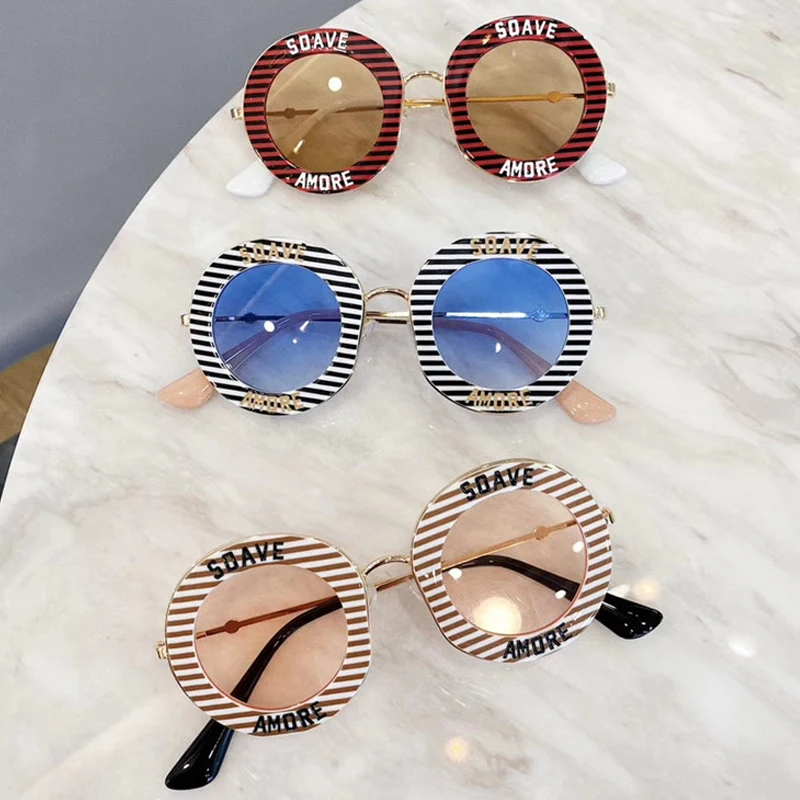 High Quality Vintage Luxury children Sunglasses Women Letter Round Glasses Stripe Frame Kids Eyewear Shades clear lens Uv400
High Quality Vintage Luxury children Sunglasses Women Letter Round Glasses Stripe Frame Kids Eyewear Shades clear lens Uv400