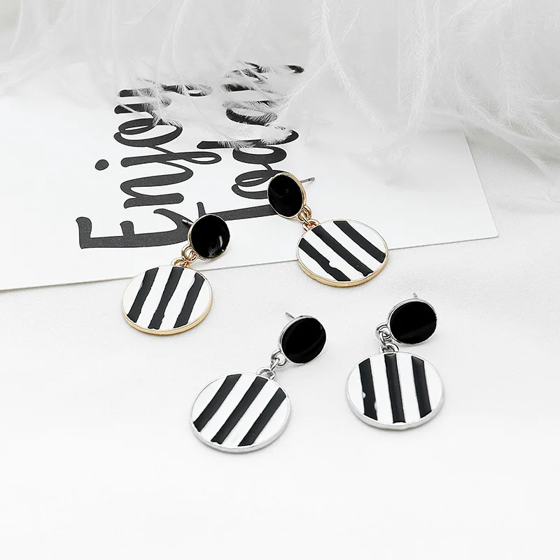 Temperament Simple Round Earrings Personality Versatile Black And White Oil Drop Stripes Circle Pendant Earrings Fashion Girl
Temperament Simple Round Earrings Personality Versatile Black And White Oil Drop Stripes Circle Pendant Earrings Fashion Girl