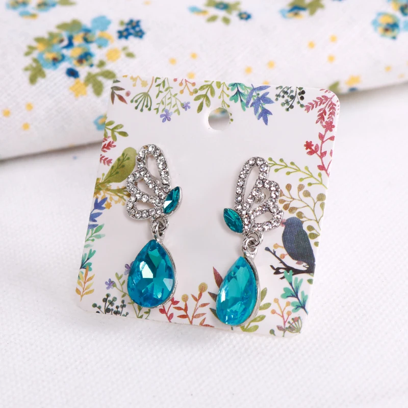 Новые 100 шт/Партия Красочные Серьги Бумажные карты 5x5 см модные ювелирные изделия серьги демонстрационная упаковка этикетки с логотипом на заказ по мере необходимости
Новые 100 шт/Партия Красочные Серьги Бумажные карты 5x5 см модные ювелирные изделия серьги демонстрационная упаковка этикетки с логотипом на заказ по мере необходимости