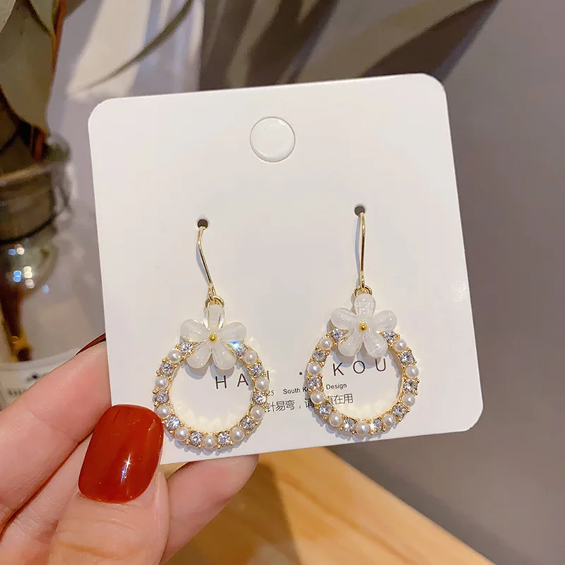 Fashion Pearl Earrings Multi Earrings Simple And Versatile Petal Jewelry
Fashion Pearl Earrings Multi Earrings Simple And Versatile Petal Jewelry