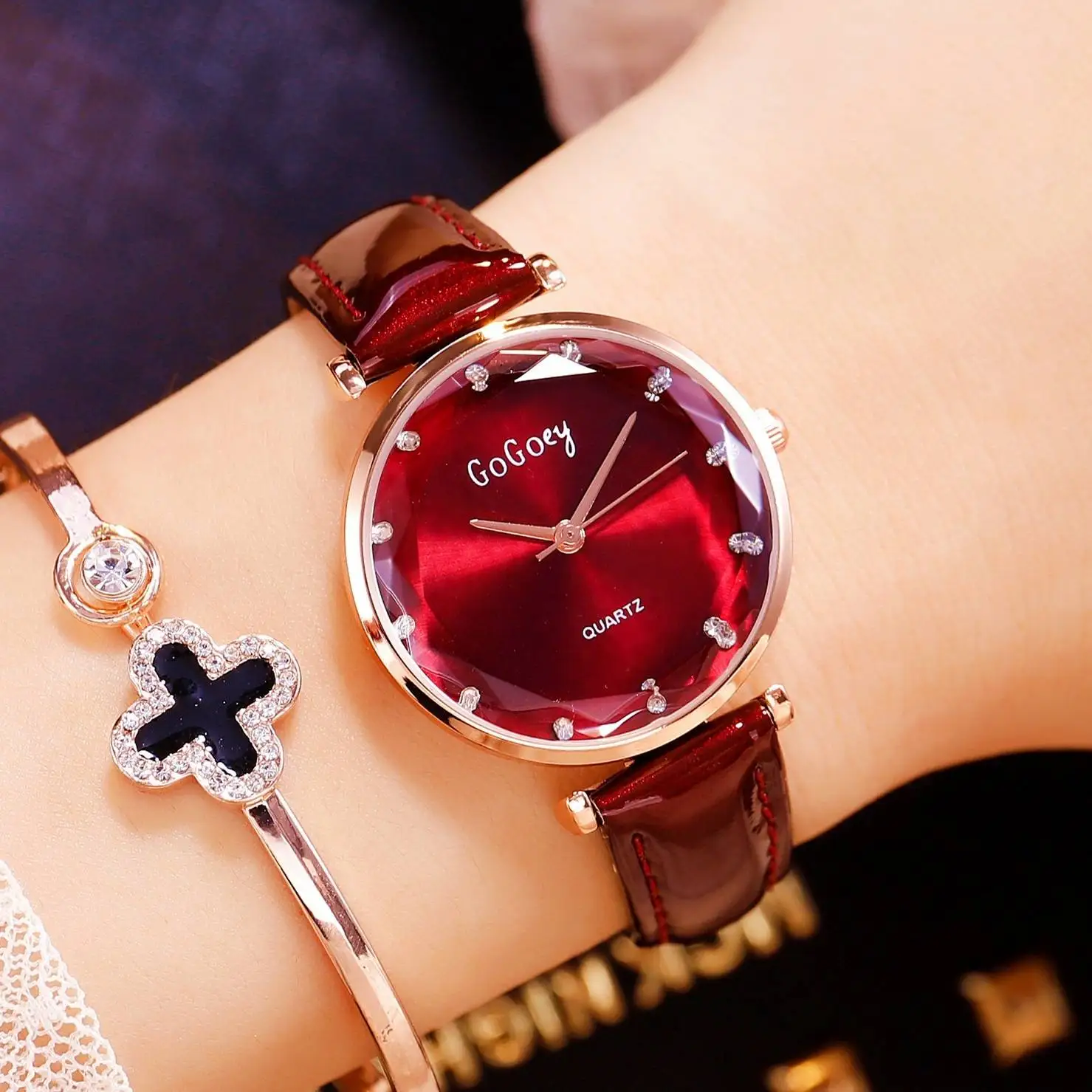 Женские кварцевые часы с кристаллами на кожаном ремешке | Наручные
