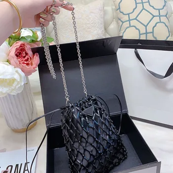 2020 new clutch bag elegant mesh exterior shoulder bag women Drawstring closure Enamel triangle shoulder bag Chain strap handbag
2020 new clutch bag elegant mesh exterior shoulder bag women Drawstring closure Enamel triangle shoulder bag Chain strap handbag
