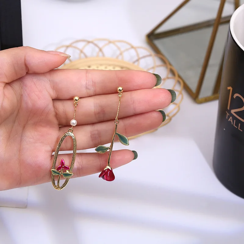 2020 French Retro Asymmetrical Red White Rose Pearl Earrings Metal Flower Long Drop Earrings for Women Jewelry 3D Earrings
2020 French Retro Asymmetrical Red White Rose Pearl Earrings Metal Flower Long Drop Earrings for Women Jewelry 3D Earrings