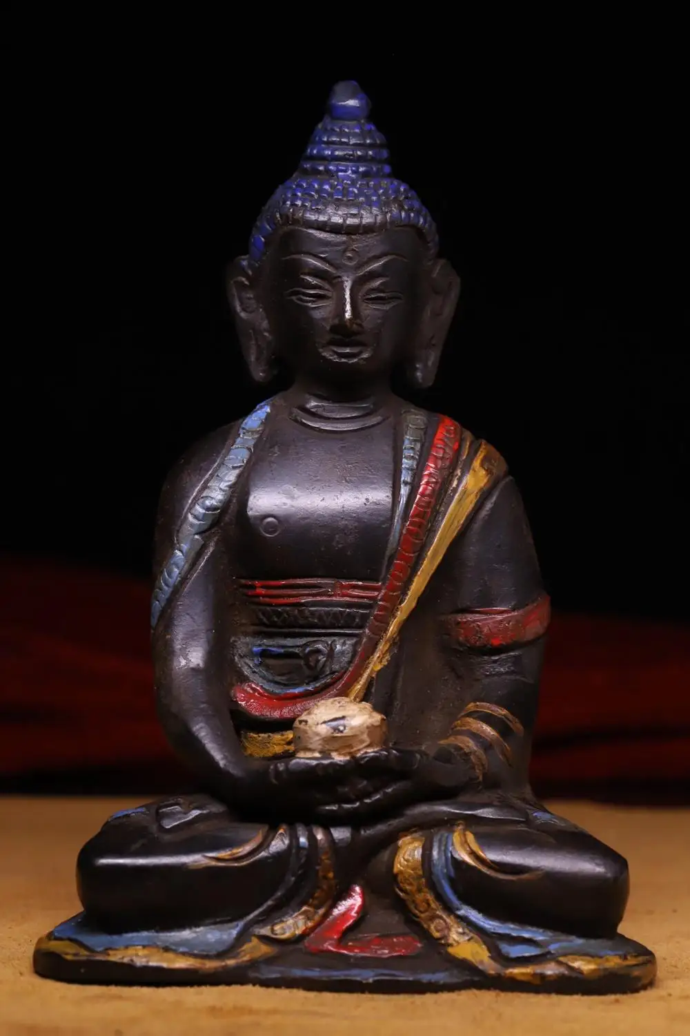 Tibetan monastery collections of bronzes are hand-beated, chiseled, and painted with Buddha statues of Sakyamuni Buddha
Tibetan monastery collections of bronzes are hand-beated, chiseled, and painted with Buddha statues of Sakyamuni Buddha