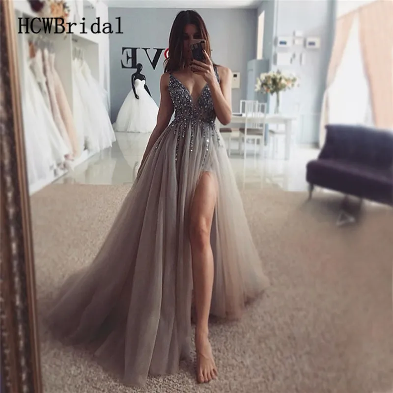 Sparkly Sliver Crystal Tulle Long Evening Dress High Neck V Neck A Line Sexy Occasion Party Dresses 2019 High Quality Women Gown
Sparkly Sliver Crystal Tulle Long Evening Dress High Neck V Neck A Line Sexy Occasion Party Dresses 2019 High Quality Women Gown