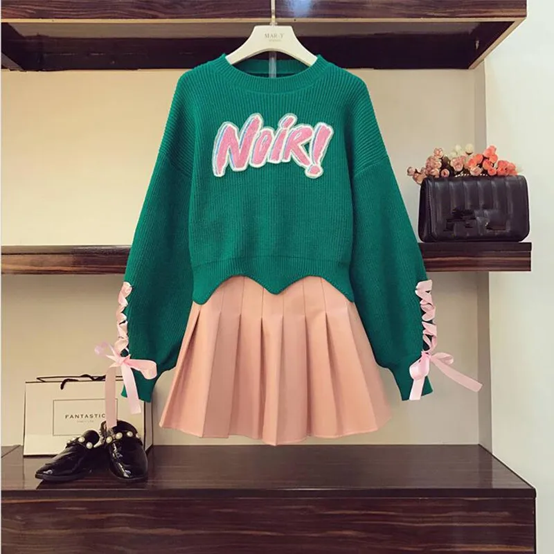 2019 Autumn New Sweet Ribbon Bow Tie short Sequined Letter Appliques Short Loose Sweater Two Piece Pleated PU Skirt Set
2019 Autumn New Sweet Ribbon Bow Tie short Sequined Letter Appliques Short Loose Sweater Two Piece Pleated PU Skirt Set