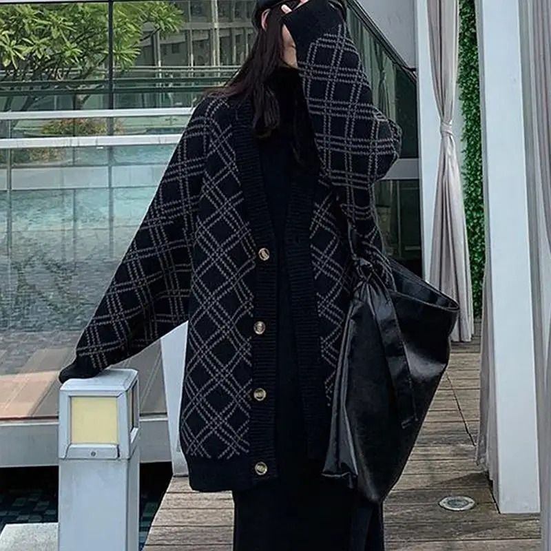 2020 Spring and Autumn New loose V-neck knitted cardigan coat top Net red lazy wind sweater
2020 Spring and Autumn New loose V-neck knitted cardigan coat top Net red lazy wind sweater