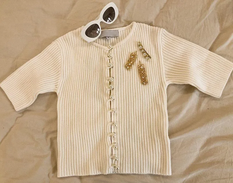 Women Sweater French Retro Girl Beauty Pearl Breasted Short Sleeve Avocado / Cream White Small Cardigan Top
Women Sweater French Retro Girl Beauty Pearl Breasted Short Sleeve Avocado / Cream White Small Cardigan Top