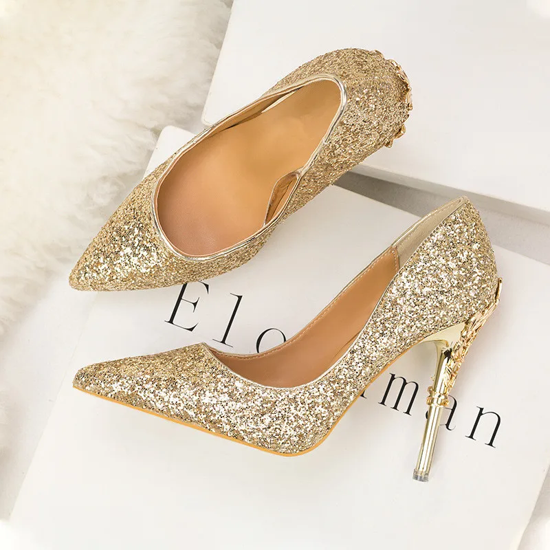 

Fashion Metal Carved Heel Shallow Women Pumps 2024 Sequined Cloth Pointy Toe High Heels Red Gold Silver Wedding Shoes Party Sexy