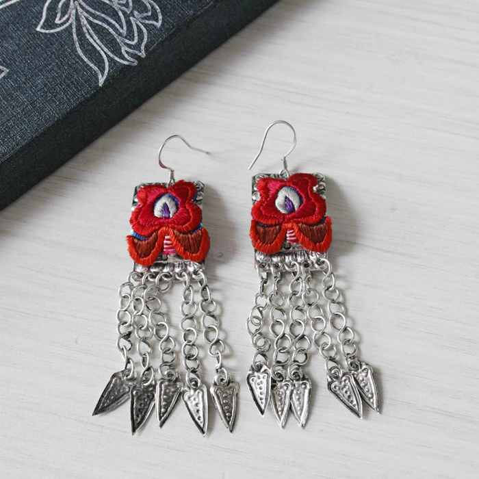 Hand embroidered Miao silver ear ornaments hand embroidered Earrings Ethnic retro style small flower Tassel Earrings
Hand embroidered Miao silver ear ornaments hand embroidered Earrings Ethnic retro style small flower Tassel Earrings
