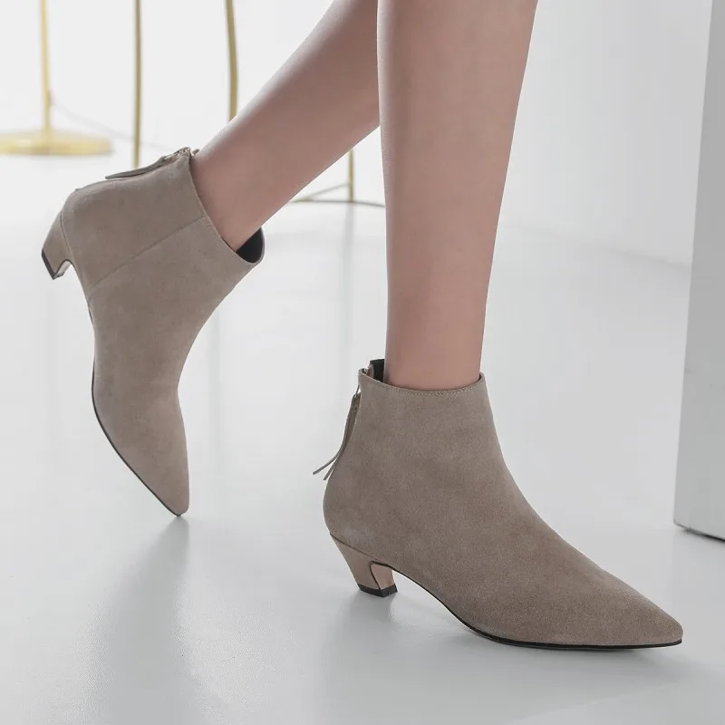 LIDIAN 2019 LOW HEELS HIGH QUALITY GENUINE LEATHER COW SUEDE SHORT BOOTS POINTED TOE COMFORTABLE LADY'S BOOTS
LIDIAN 2019 LOW HEELS HIGH QUALITY GENUINE LEATHER COW SUEDE SHORT BOOTS POINTED TOE COMFORTABLE LADY'S BOOTS