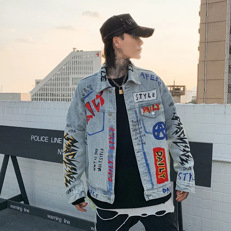 2020 Men Graffiti Print Loose Trendy Denim Jacket Male Streetwear Hip Hop Punk Fashion Couple Jean Coat Outwear Bomber Jacket
2020 Men Graffiti Print Loose Trendy Denim Jacket Male Streetwear Hip Hop Punk Fashion Couple Jean Coat Outwear Bomber Jacket