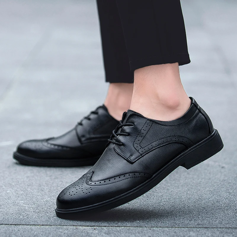 Men's high Quality genuine Leather Shoes Black Wedding Shoes Man Dress business lace up fashion Brand Formal brogue party Shoes
Men's high Quality genuine Leather Shoes Black Wedding Shoes Man Dress business lace up fashion Brand Formal brogue party Shoes