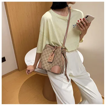 Fashionable bag woman 2020 new Korean version fashionable canvas style cross-body bag retro suction bucket bag 
Fashionable bag woman 2020 new Korean version fashionable canvas style cross-body bag retro suction bucket bag