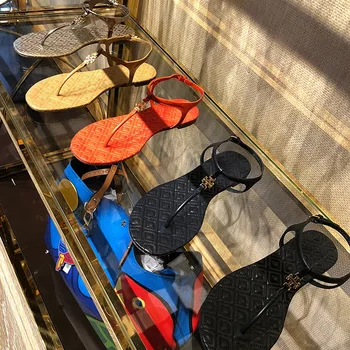 2020 Tourism Europe feng ling Plaid Leather Thong Flat Simple Leisure Beach L Sandals Female slippers women flip flops 
2020 Tourism Europe feng ling Plaid Leather Thong Flat Simple Leisure Beach L Sandals Female slippers women flip flops